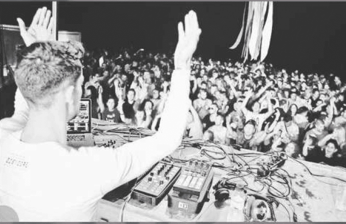 Francesc Murcia Live Performance 4